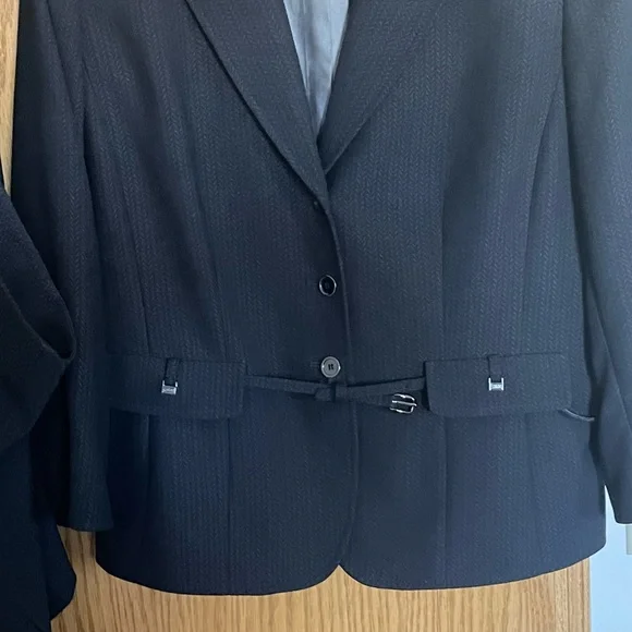 Tahari NWOT size 16 two-piece suit in navy - Picture 4 of 6